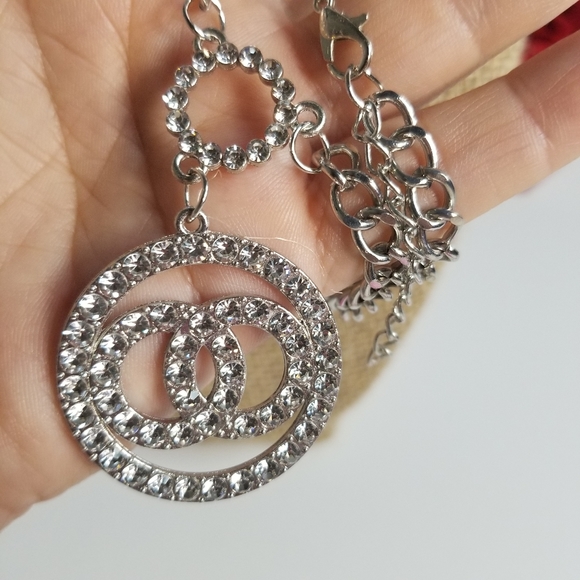 Necklace with Large Rhinestone Medallion New - Picture 5 of 8